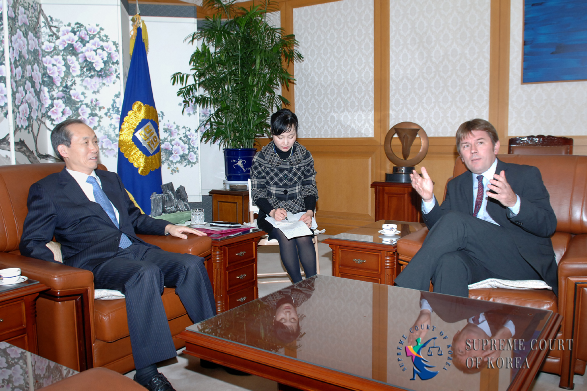 [11_21_07]Ambassador Miklos LENGYEL of Hungary pays a courtesy call to the Chief Justice