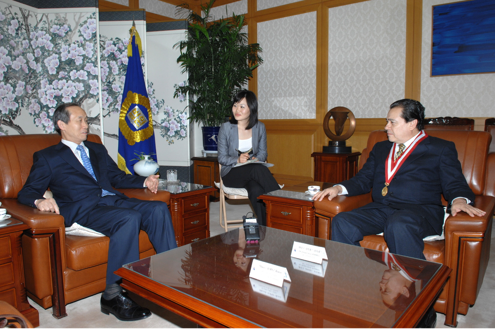 [04_07_08]President of the National Jury of Elections of Peru pays a courtesy call to the Chief Justice