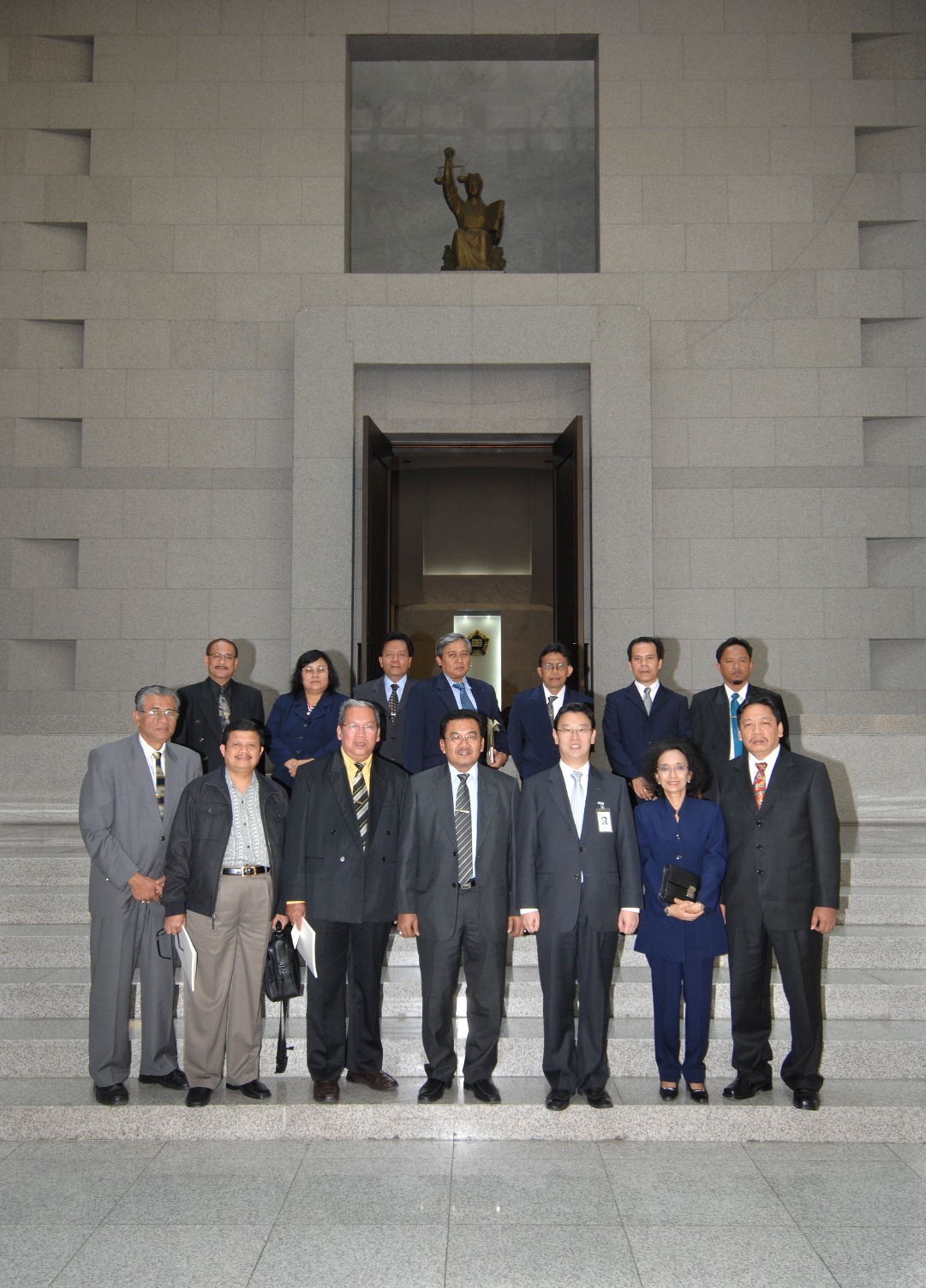 [05_20_08]Delegation from the Administration of the Supreme Court of Indonesia visits the Supreme Court
