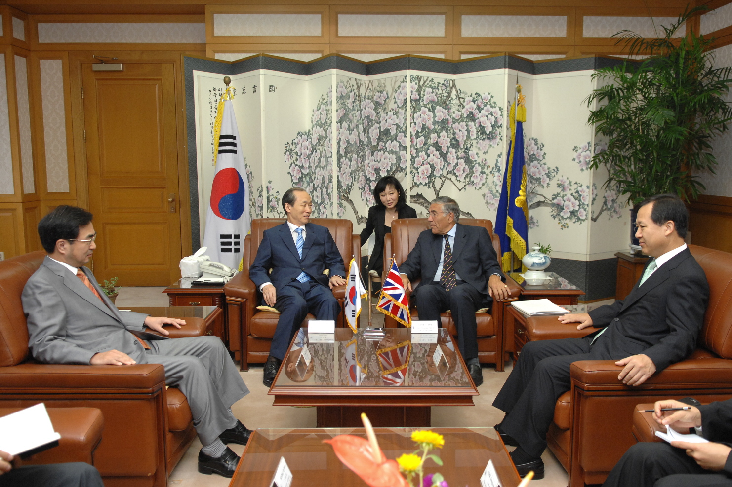 [09_02_08]President nominee of the Supreme Court of UK, Lord Nicholas Phillips  meets with Chief Justice Lee