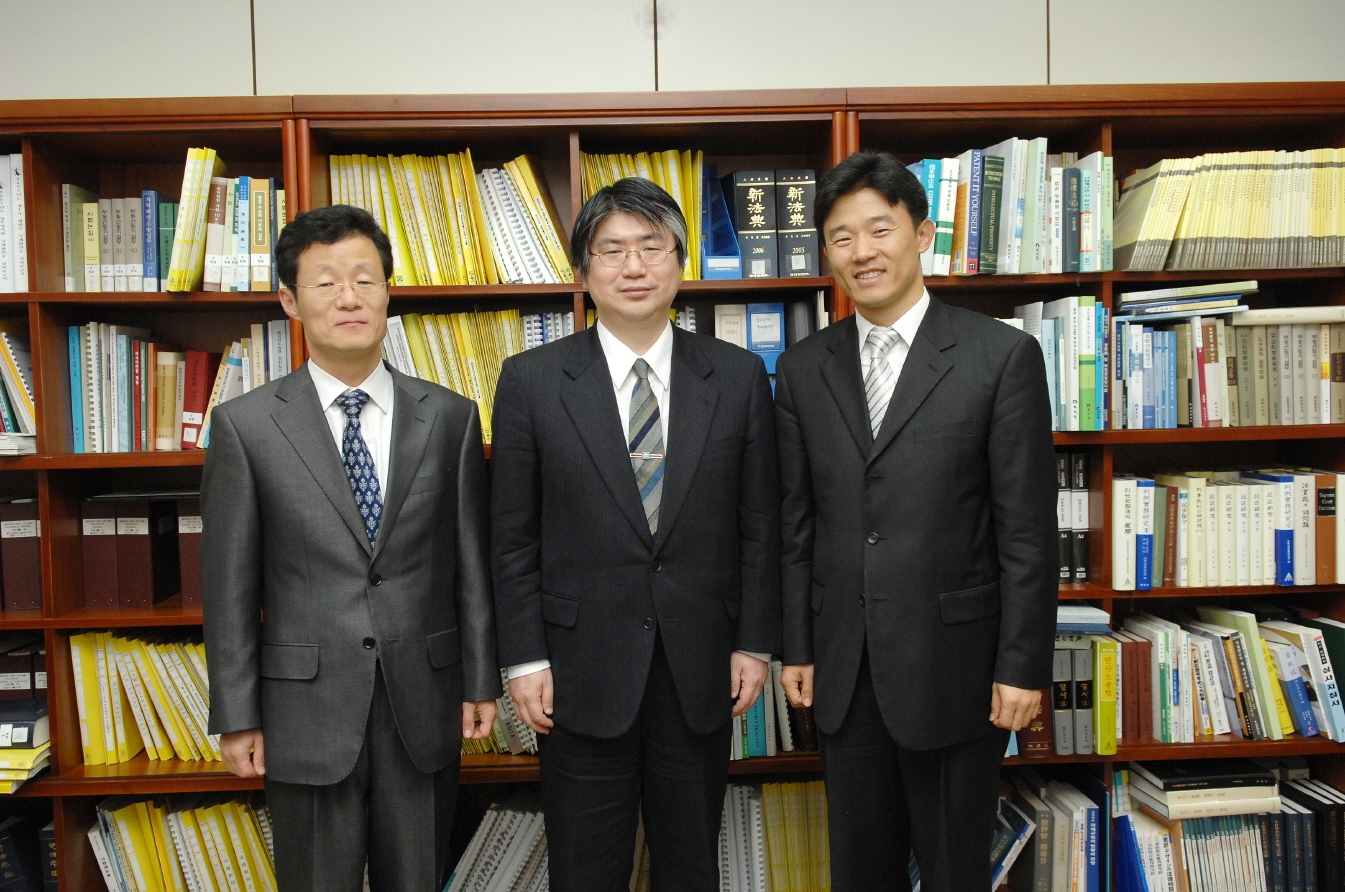 [11_14_08]Prof. Nagasawa of Tokyo Univ. visits the Supreme Court of Korea