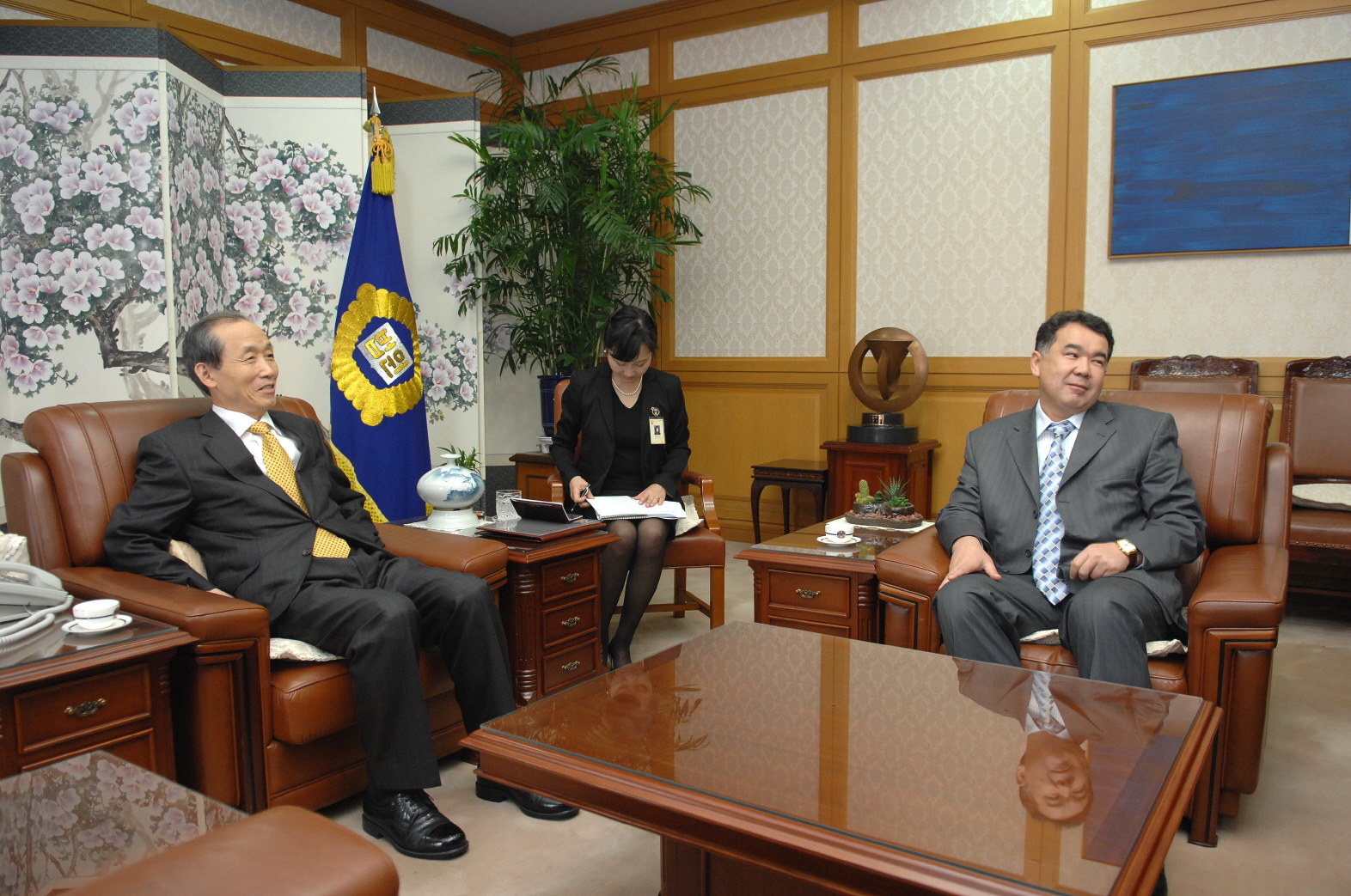 [11_26_08]New Ambassador of Kyrgyzstan pays a Courtesy call on the Chief Justice
