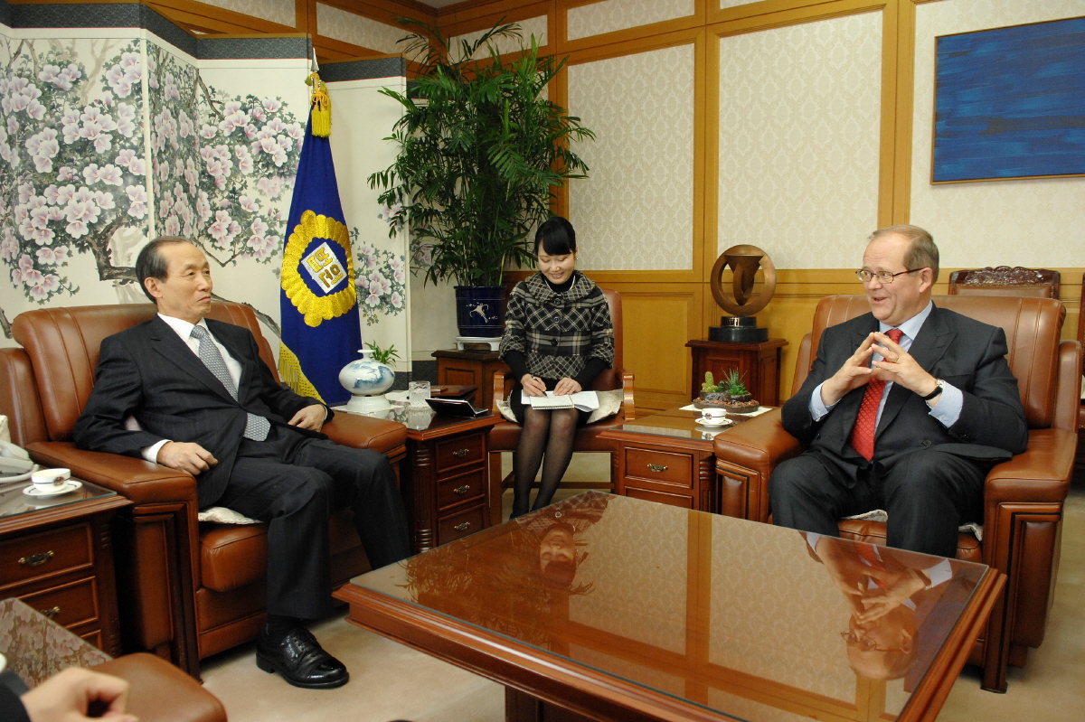 [12_03_08]Newly Appointed Ambassador of Finland pays a Courtesy call on the Chief Justice
