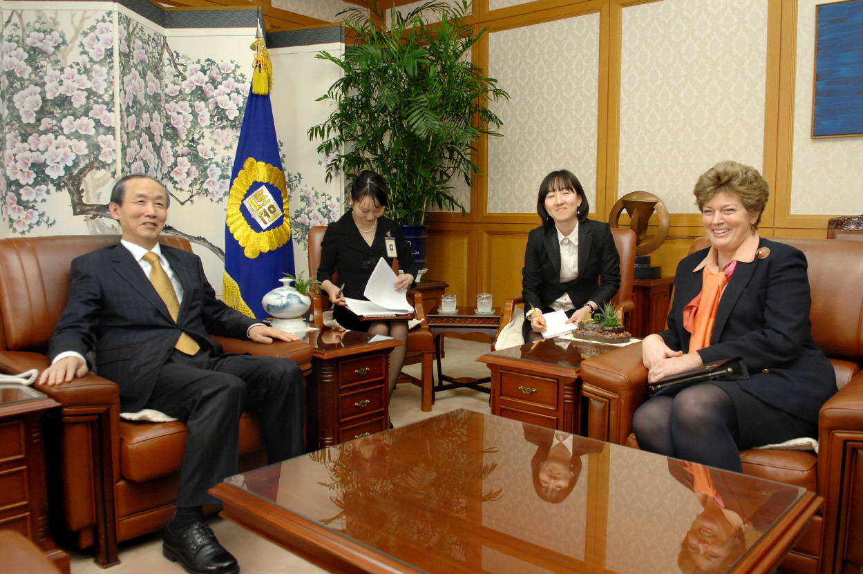 [02_04_09]Ambassador Kathleen STEPHENS pays a Courtesy call on the Chief Justice of Korea