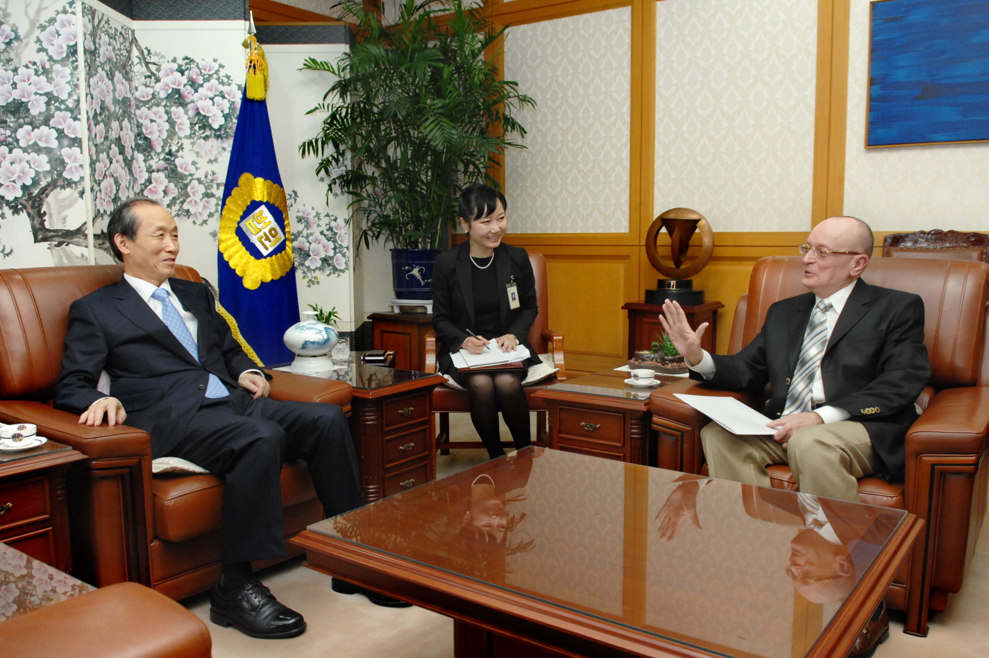 [04_08_09]Newly Appointed Ambassador of Bulgaria pays a Courtesy call on the Chief Justice