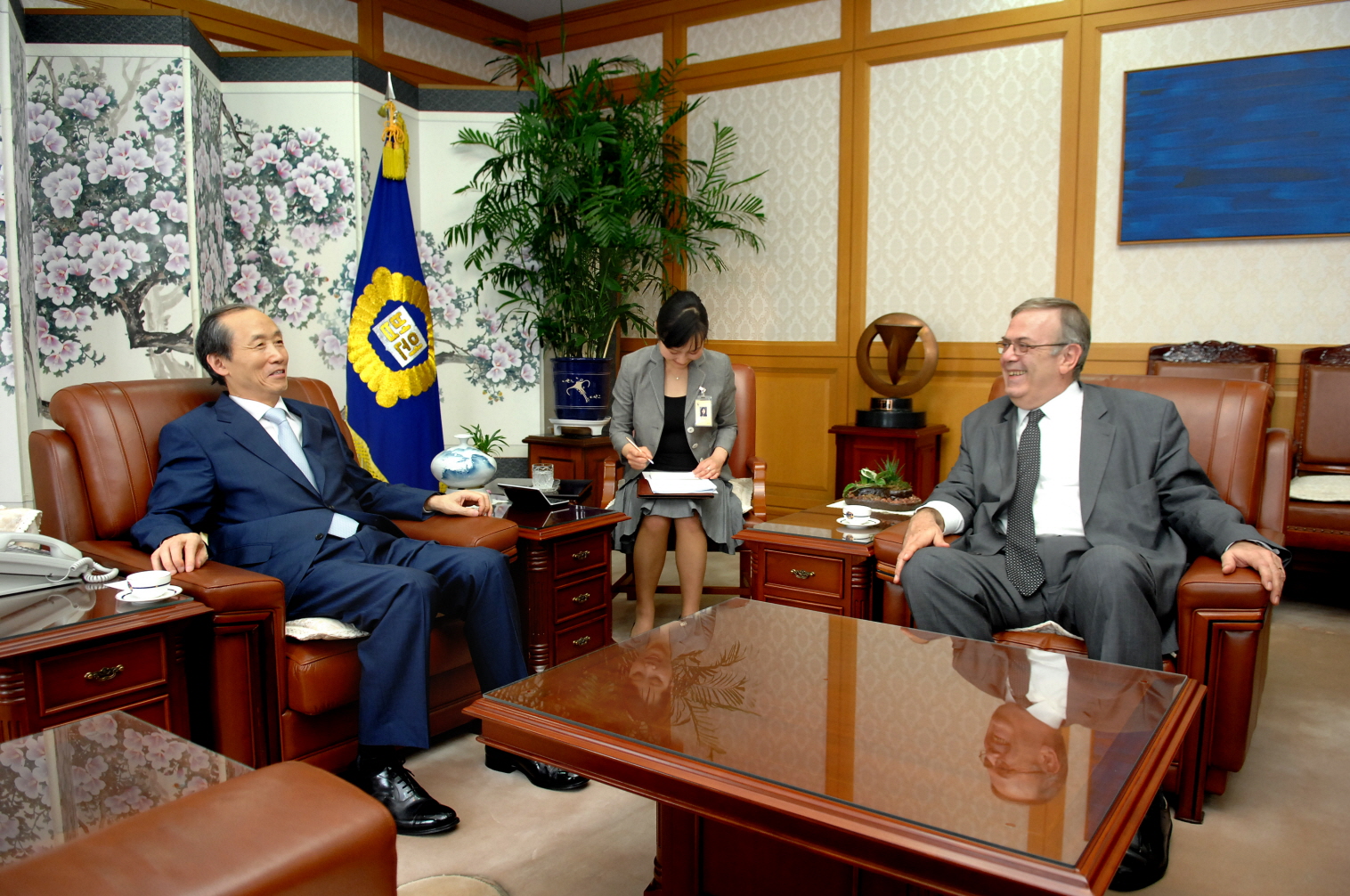 [05_20_09]Ambassador Petros AVIERINOS pays a Courtesy call on the Chief Justice of Korea