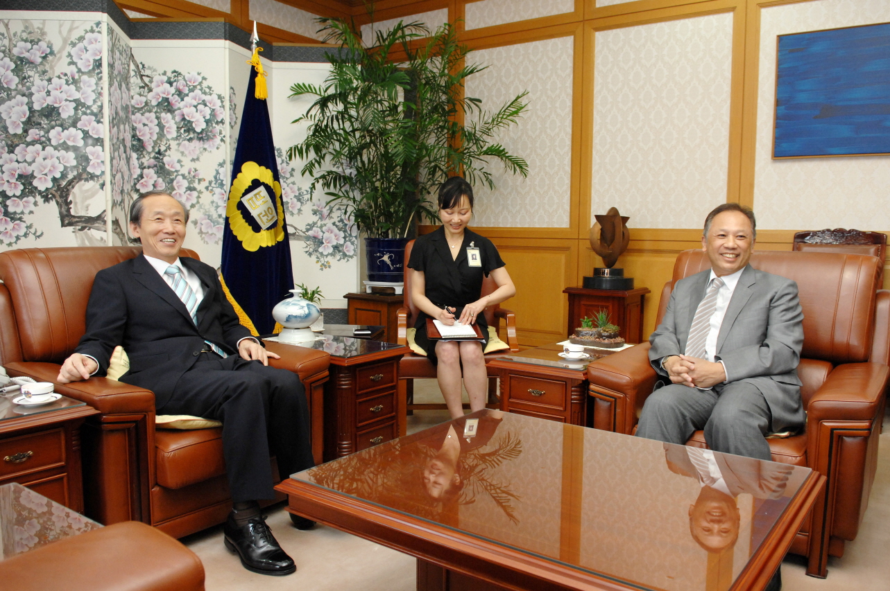 [08_26_09]Newly Appointed Ambassador of Thailand pays a Courtesy call on the Chief Justice