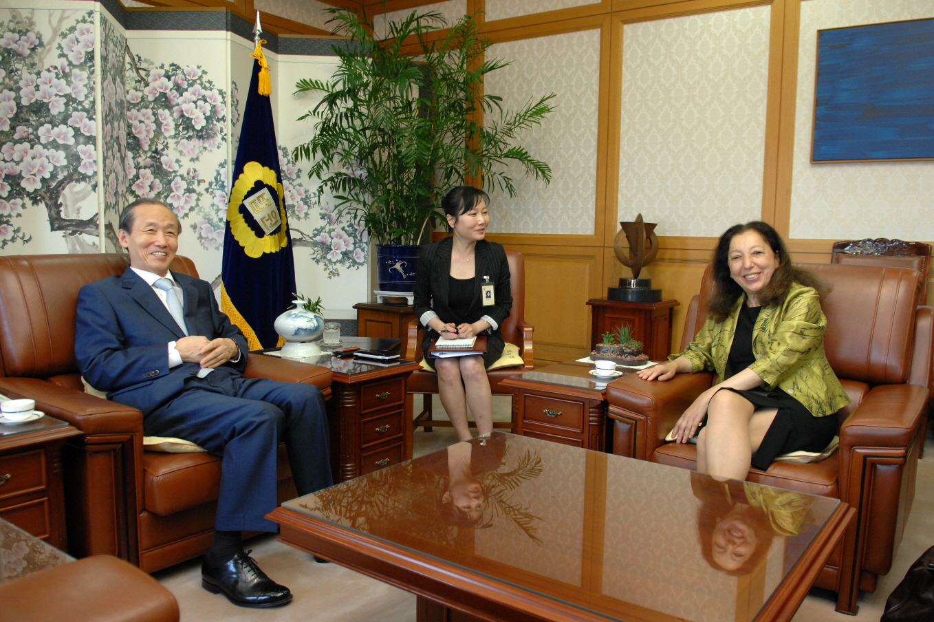 [09_09_09]Newly Appointed Ambassador of France pays a Courtesy call on the Chief Justice