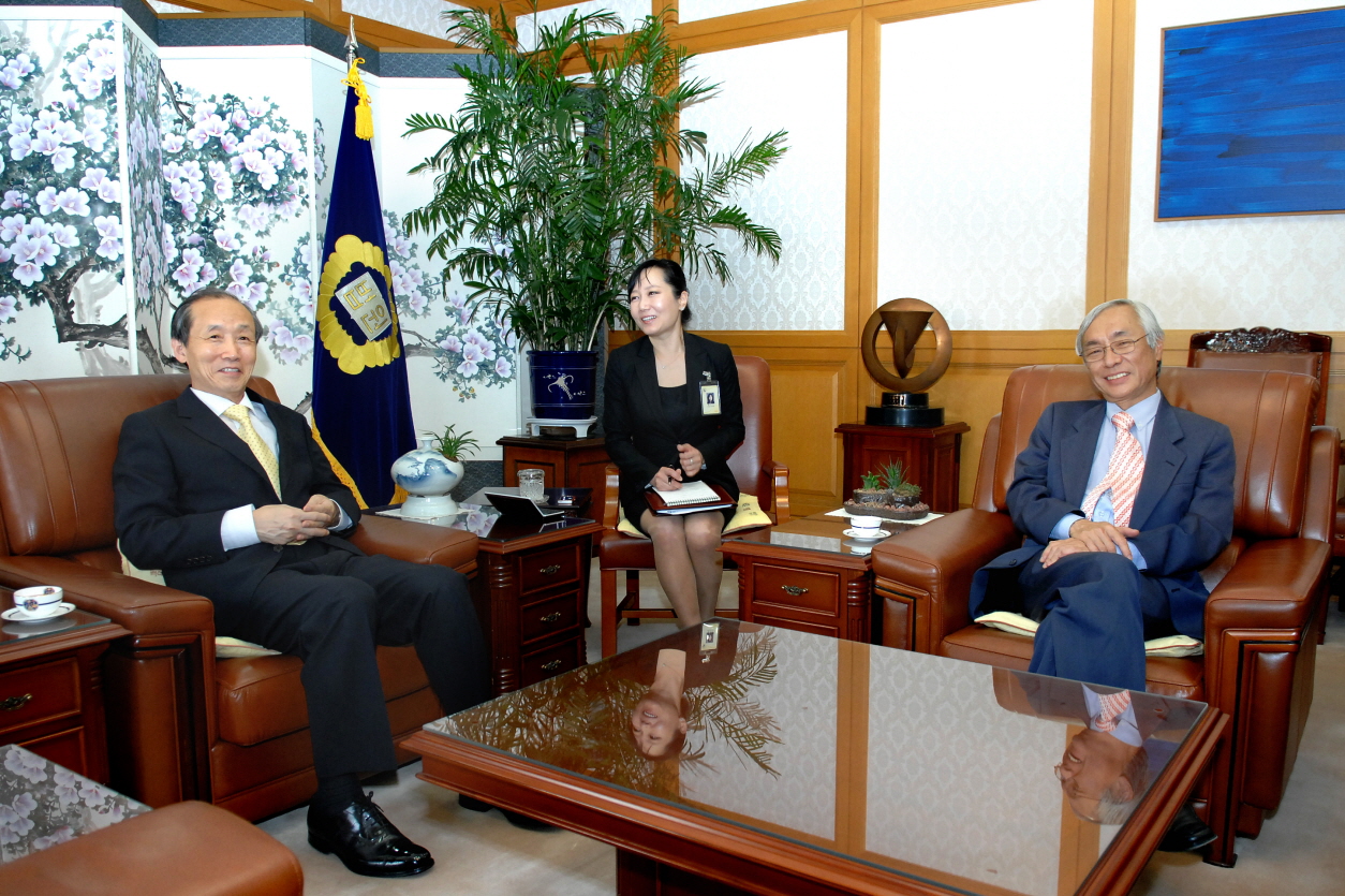 [09_23_09]Ambassador of Brazil pays a Courtesy call on the Chief Justice