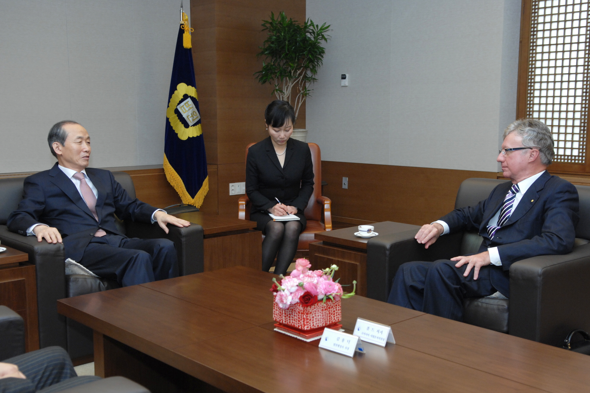 [02_20_11]Chief Justice Paul de Jersey visits the Supreme Court of Korea