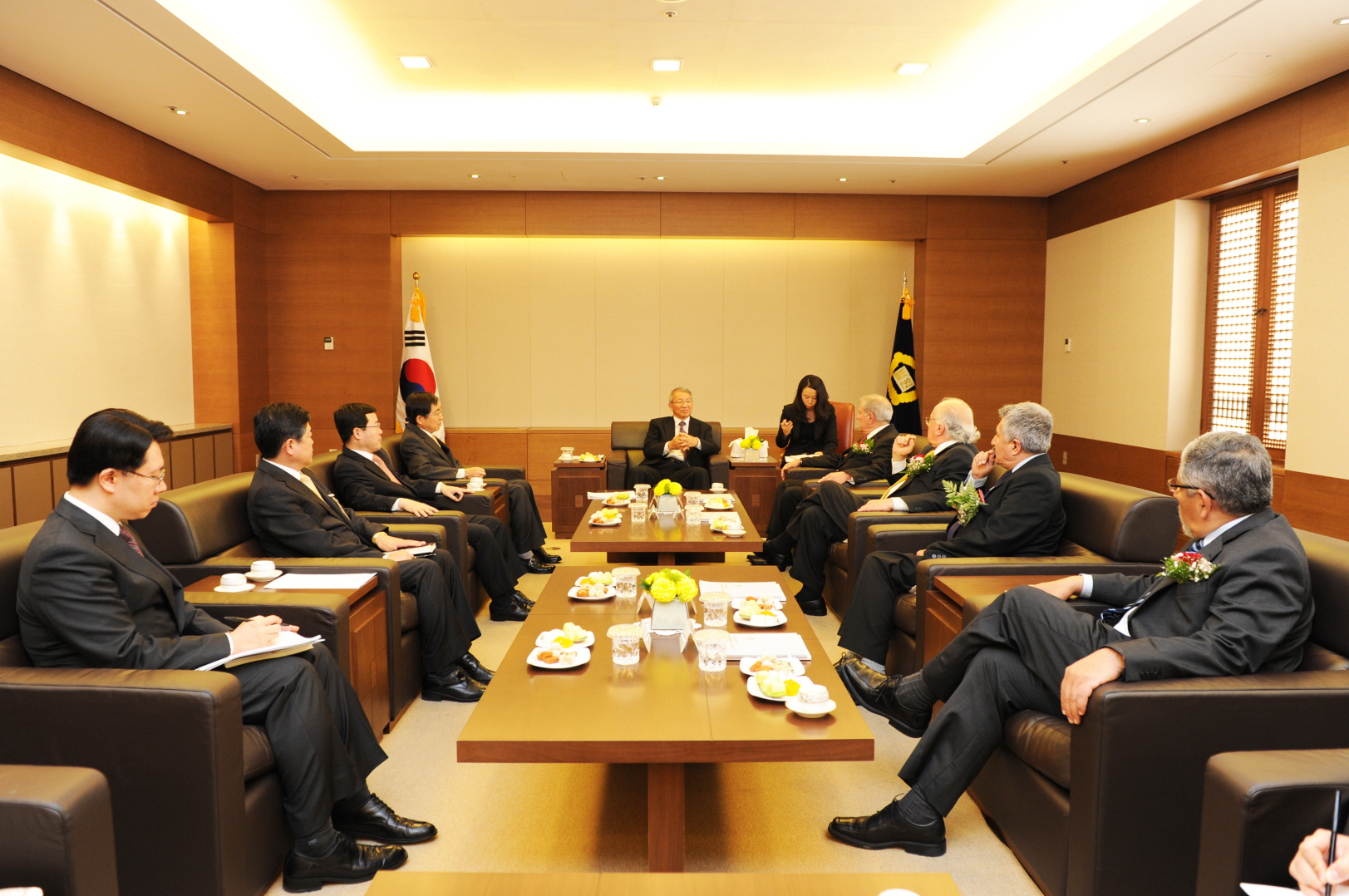 [10_28_11]Justice Javier Villa Stein and his delegation visits the Supreme Court of Korea
