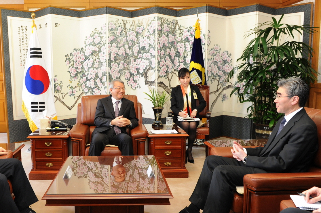 [03_21_12]Newly appointed US Ambassador pays a Courtesy call on the Chief Justice