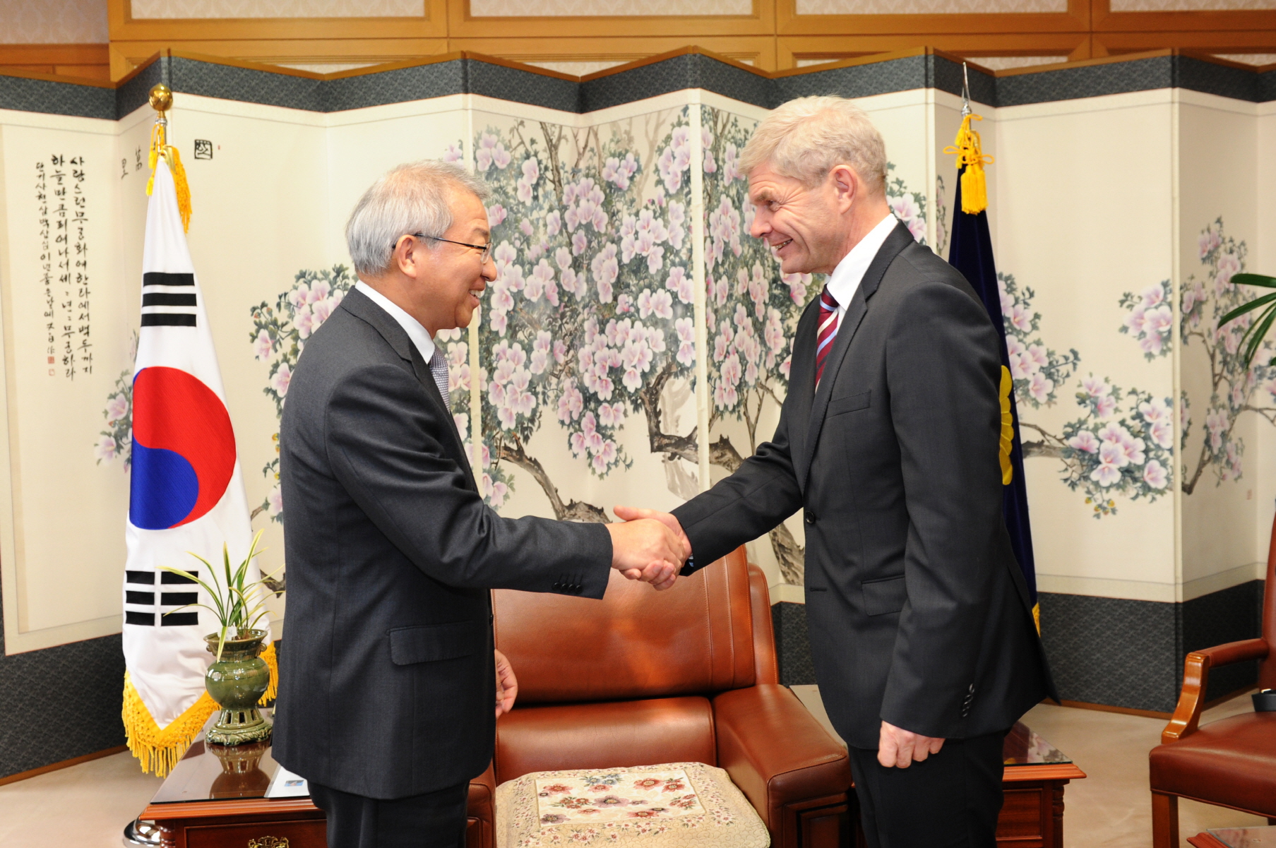 [02_06_13]Newly appointed Ambassador of Germany pays a Courtesy call on the Chief Justice