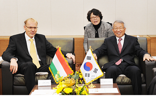 [12_08_13]Chief Justice of Korea meets with the Chief Justice of Hungary