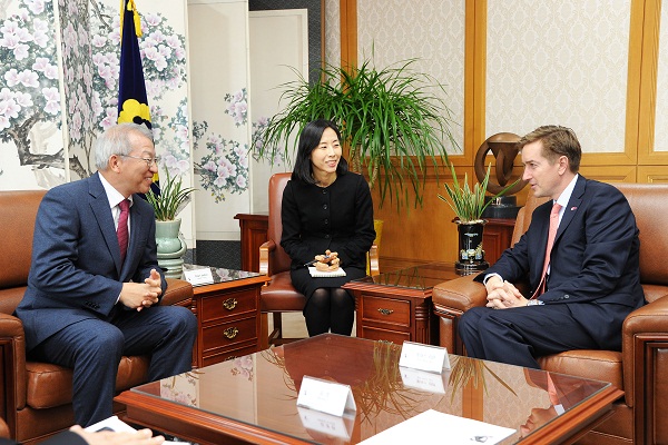 [11_26_14]Ambassador of Denmark pays a courtesy call on the Chief Justice