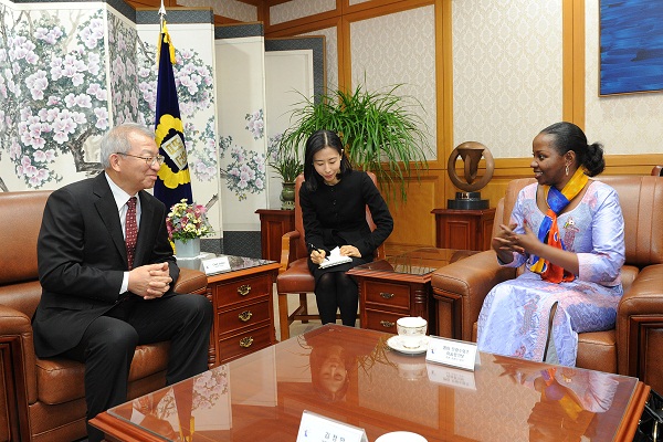 [12_15_14]Ambassador of Rwanda pays a courtesy call on the Chief Justice