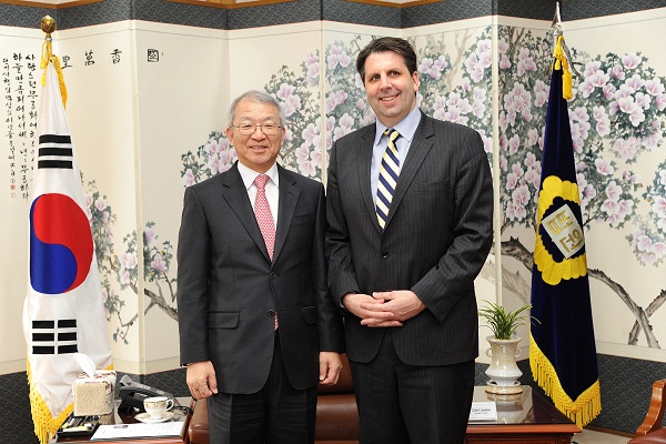 [02_04_15]Ambassador of U.S. pays a courtesy call on the Chief Justice