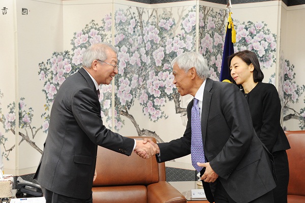 [02_10_15]The outgoing Ambassador of Brunei pays a courtesy call on the Chief Justice
