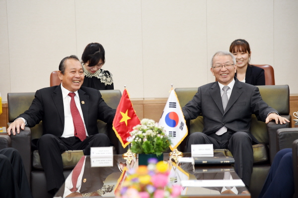 [08_16_15]Chief Justice Truong Hoa Binh of the Supreme Peoples Court of Vietnam visits the Supreme Court of Korea