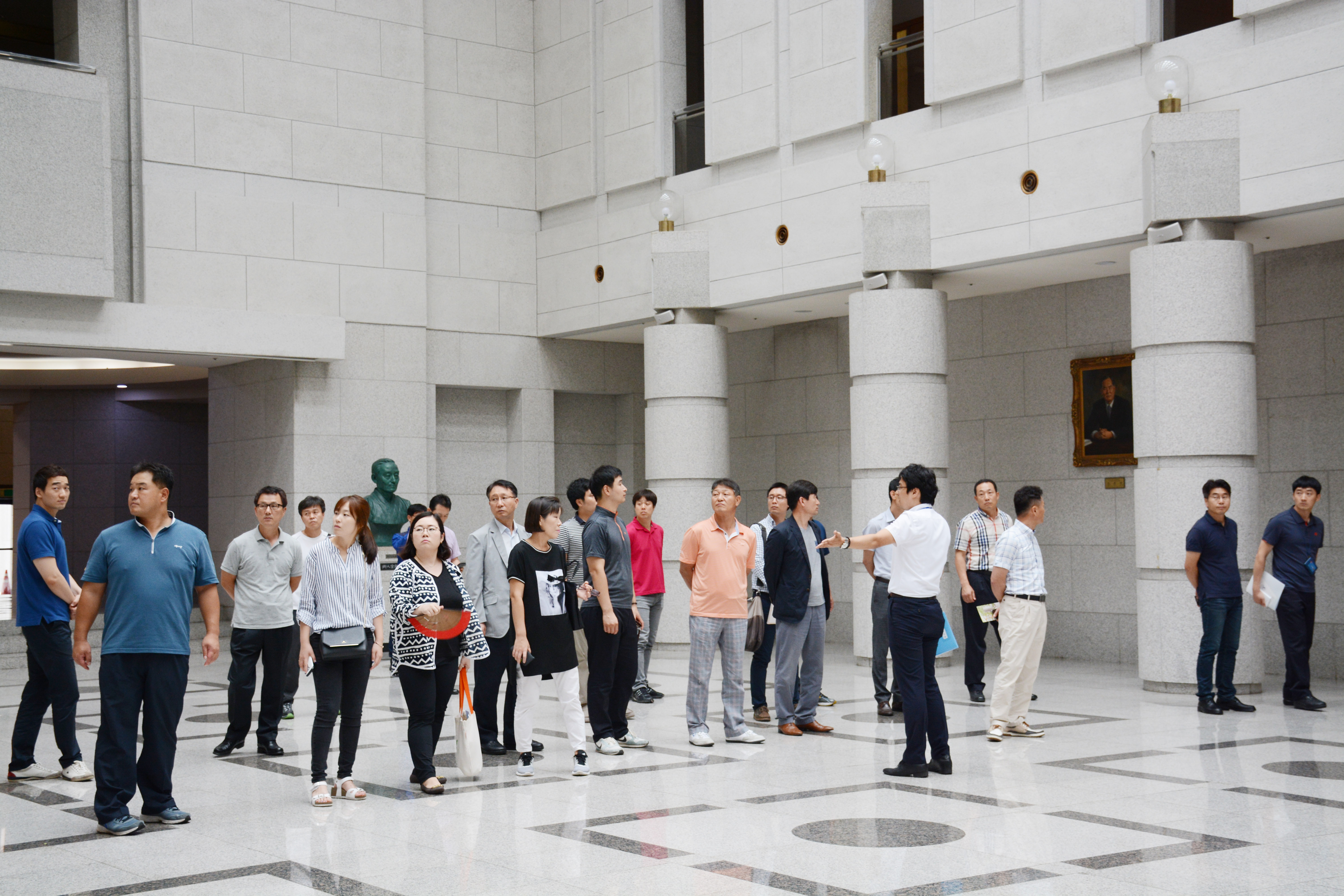 ����� �� �߾�Ȧ���� ������ ��� �ִ� ��������������