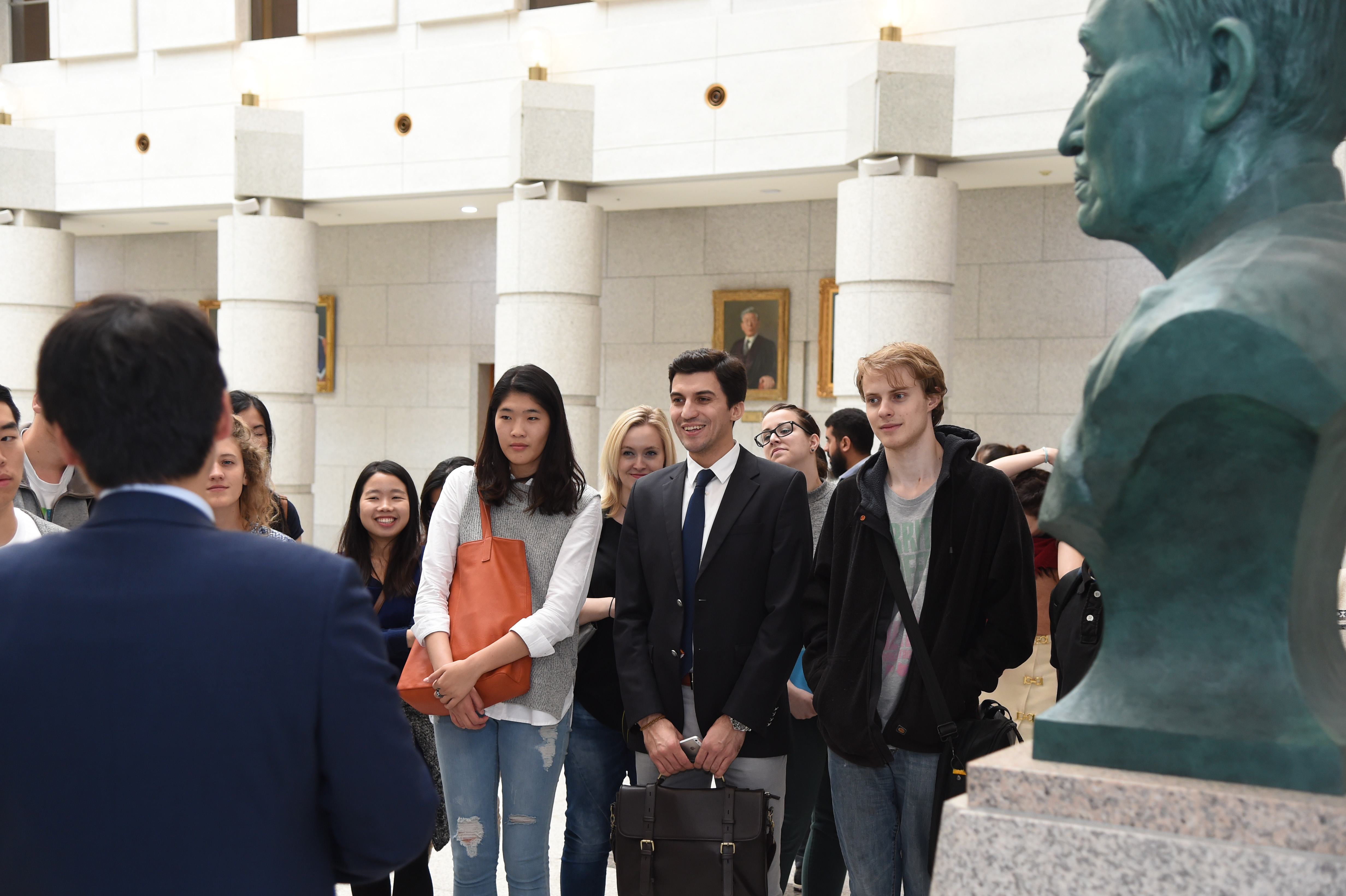 ���� �躴�� ��� �տ��� ������ ��� �ִ� �ܱ��� ���л���