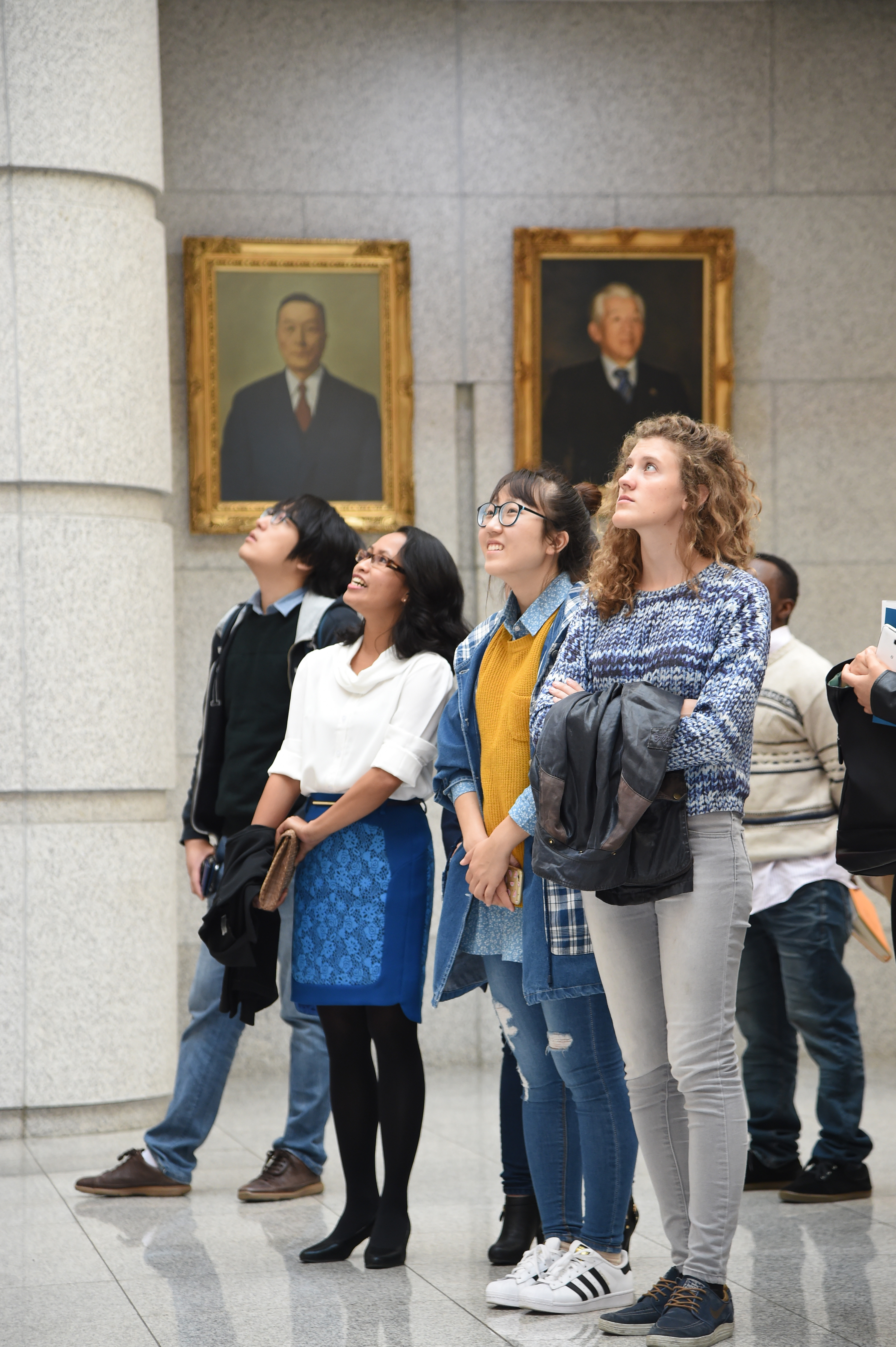 ����� �߾�Ȧ���� ������ ��� �ִ� �ܱ��� ���л���