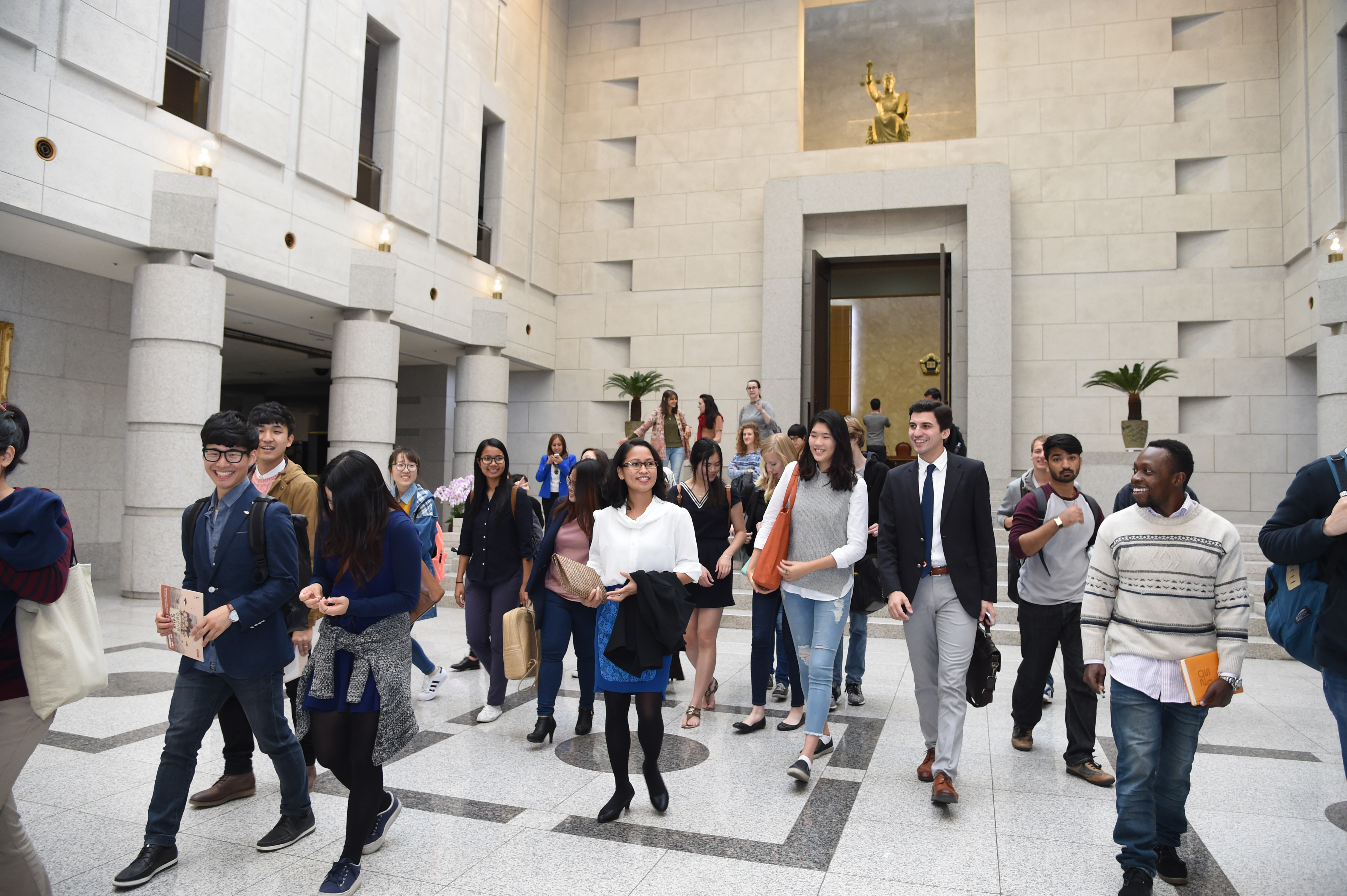 ¼¿ï´ë ¹ý°ú´ëÇÐ 'Çѱ¹¹ýÀÇ ÀÌÇØ' ¼ö° ¿Ü±¹ÀÎ À¯Çлý ÃÊû°ßÇÐ ´ë¹ýÁ¤ Áß¾ÓȦÀ» °É¾î³ª¿À´Â ¿Ü±¹ÀÎ À¯Çлýµé