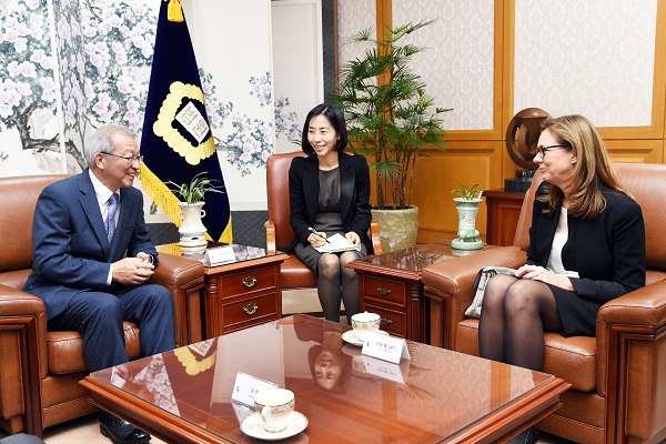 [11_13_15]Ambassador of Sweden pays a courtesy call on the Chief Justice
