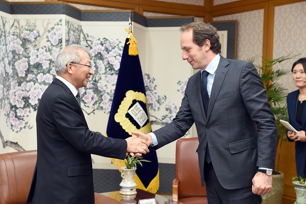 [11_24_15]Ambassador of France pays a courtesy call on the Chief Justice