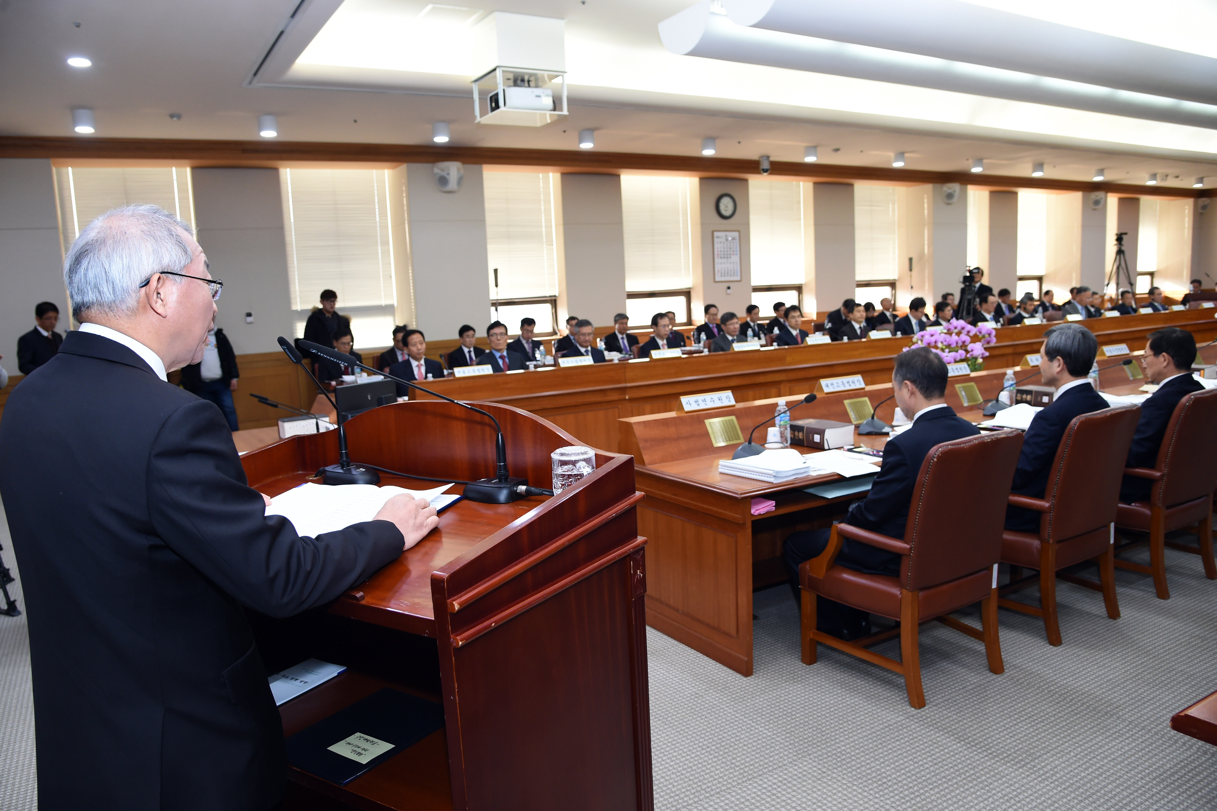 ȸ�ǿ� �ռ� �λ縻�� �ϴ� ����� �������