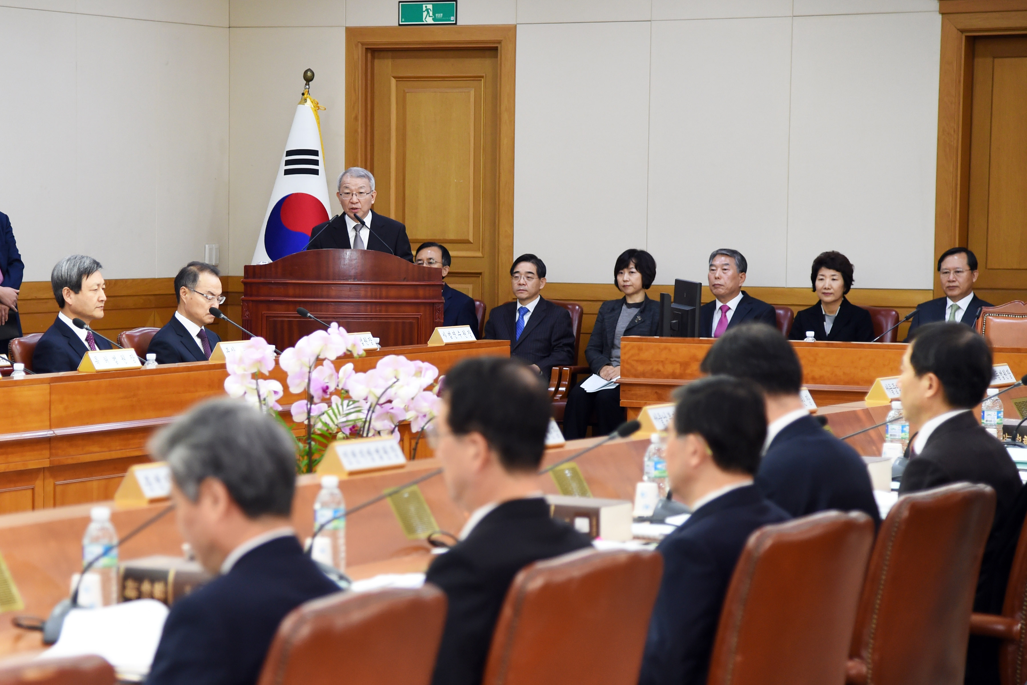 ȸ���忡 �ڸ��� ���� �������� �������, ���ܿ��� �λ縻�� �ϴ� ����� �������