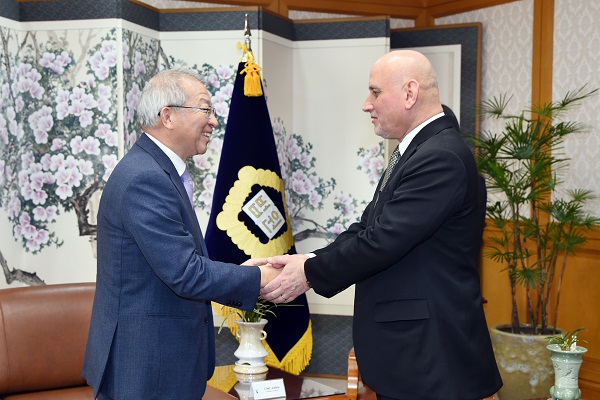 [03_15_16]Ambassador of Iraq pays a courtesy call on the Chief Justice