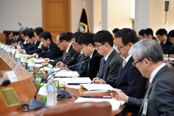 ȸ�ǿ� �����ϰ� �ִ� ���� ���Ź��� �����������