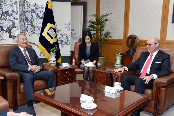 [03_22_16]Ambassador of Costa Rica pays a courtesy call on the Chief Justice