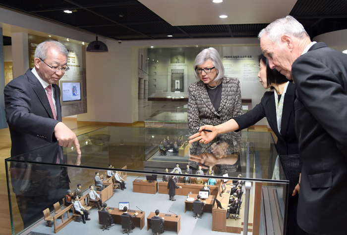 �������ð����� �����������ǿ� ���� ������ ��� �ִ� �ƶ�Ŭ�� ĳ���� �������