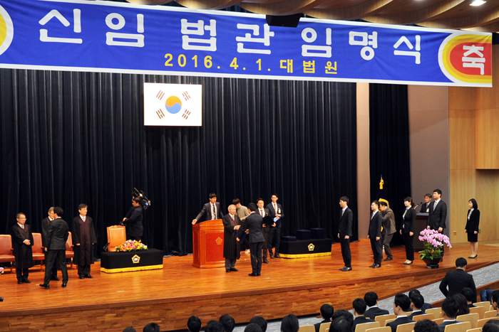 �Ӹ����� ����ǰ� �ִ� ����� �밭�� ����