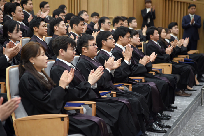 �������� �ڼ��� ġ�� �ִ� ���ӹ�����