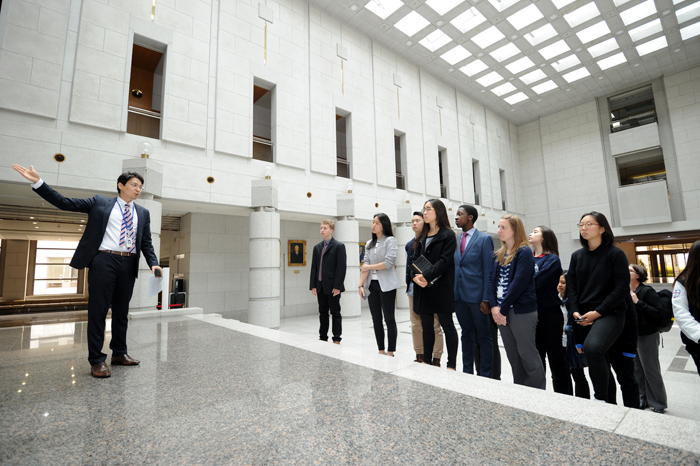 ����� �տ��� ������ ��� �ִ� ��걹���б� �л���