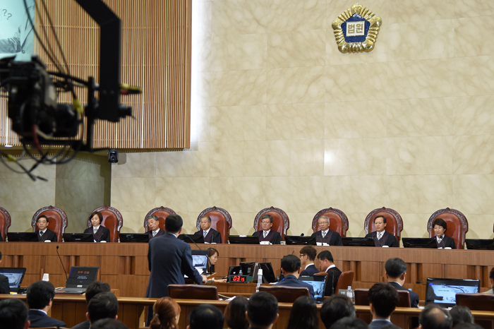 ���߰谡 ����ǰ� �ִ� ī�޶�� ���뿡 �ɾ��ִ� �������