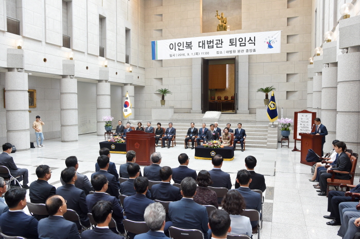 ���ӽ��� ����ǰ� �ִ� ����� �߾�Ȧ