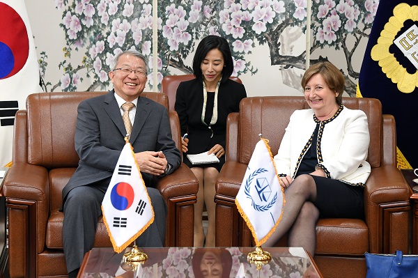[4_4_17]President Silvia Fernandez de Gurmendi of the International Criminal Court visits the Supreme Court of Korea
