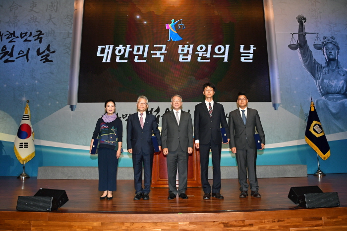 On September 13, 2017, the Korean Courts Day celebration event was held at the Grand Auditorium of the Supreme Court.
