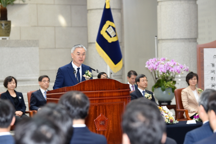 취임사를 하는 김선수 대법관