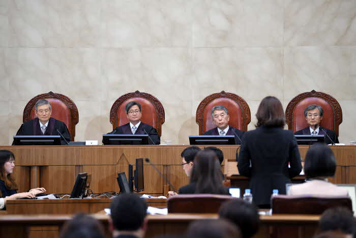 ���ǿ� ���ϰ� �ִ� ����� ������� ��