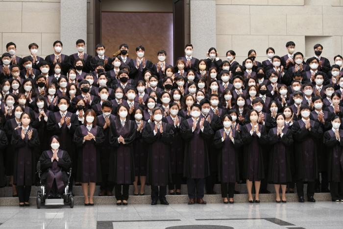 임명식 후 대법정 앞에서 단체사진을 찍는 신임법관들과 김명수 대법원장