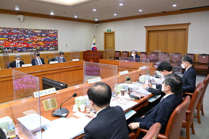 회의에 참여하고 있는 김상환 법원행정처장 외 각급법원 법원장들
