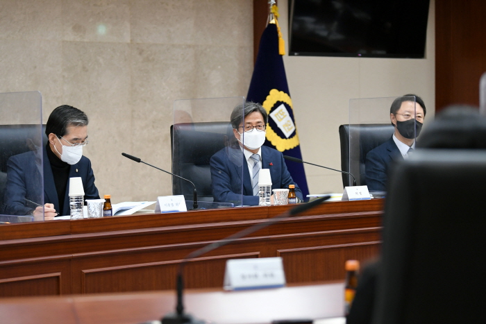 발언 중인 의장 김명수 대법원장 등 회의 참석자들