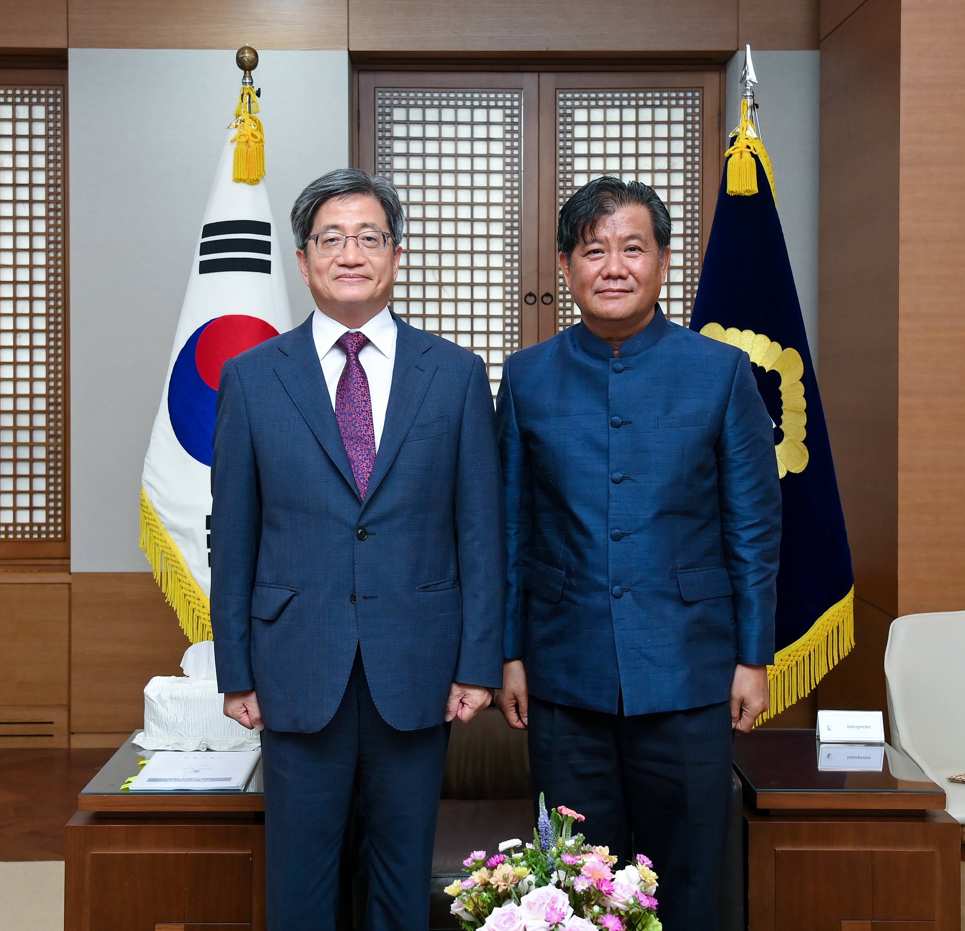 Ambassador of Laos to Korea pays a couresy call on the Chief Justice