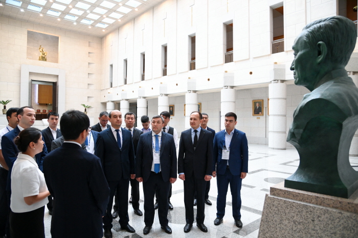 대법원 중앙홀 가인 김병로 초대 대법원장 흉상 앞에서 설명을 듣는 우즈베키스탄 연수단