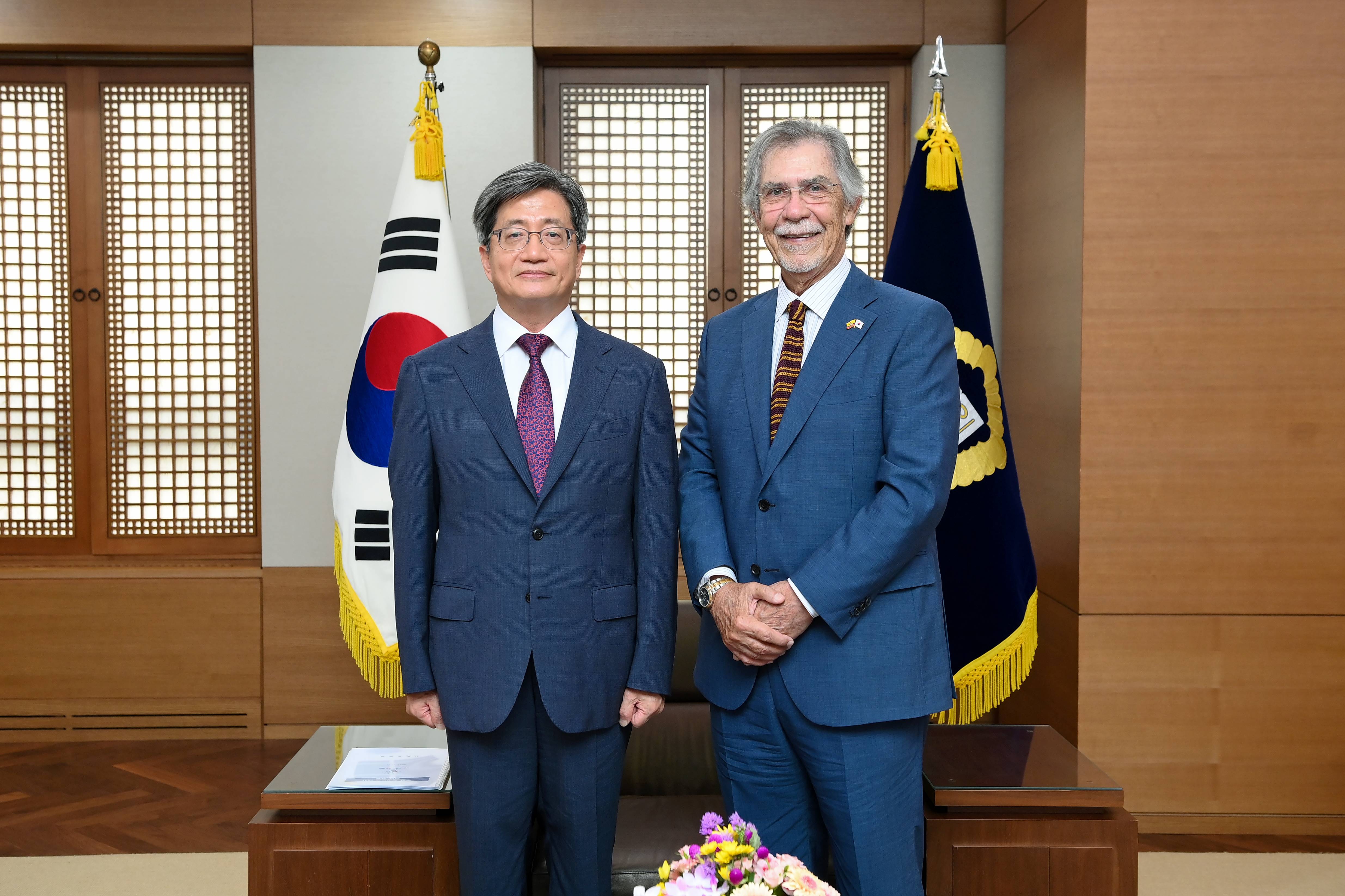 Ambassador of Ecuador to Korea pays a couresy call on the Chief Justice